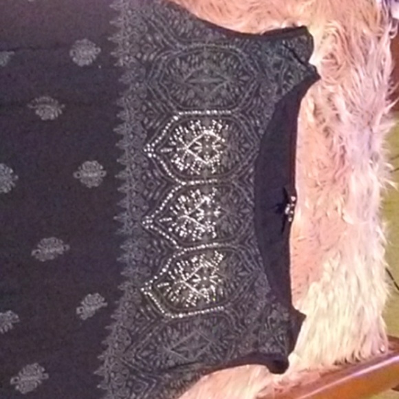 Blouse with unique design. - Picture 2 of 2